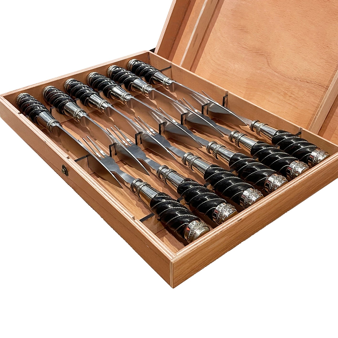 Galloneado Wooden cutlery set in wooden case