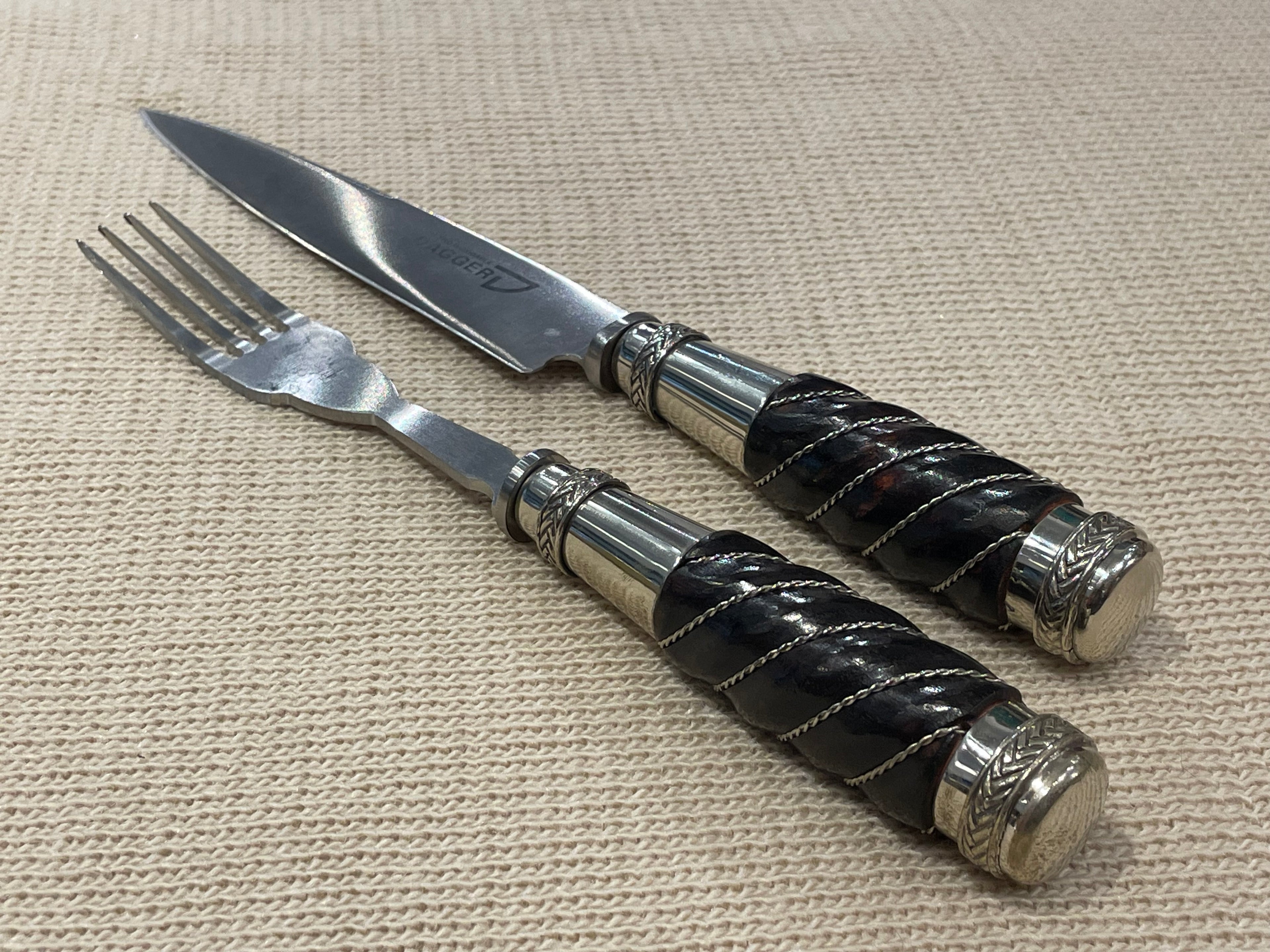 Wood handle steak knives and forks selected by Vakiano