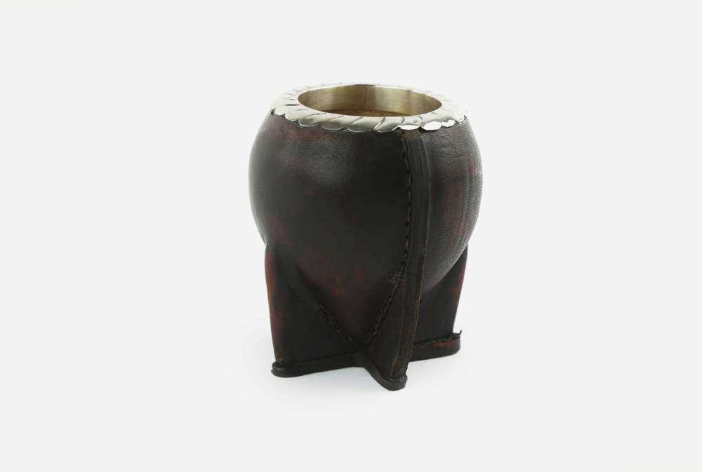 Gourd mate lined with leather, with a silver ring and a floral motif. - Vakiano