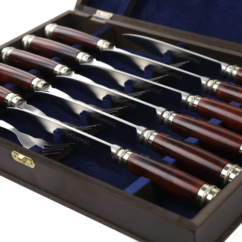 Steak cutlery set with alpaca caps and stainless steel blades